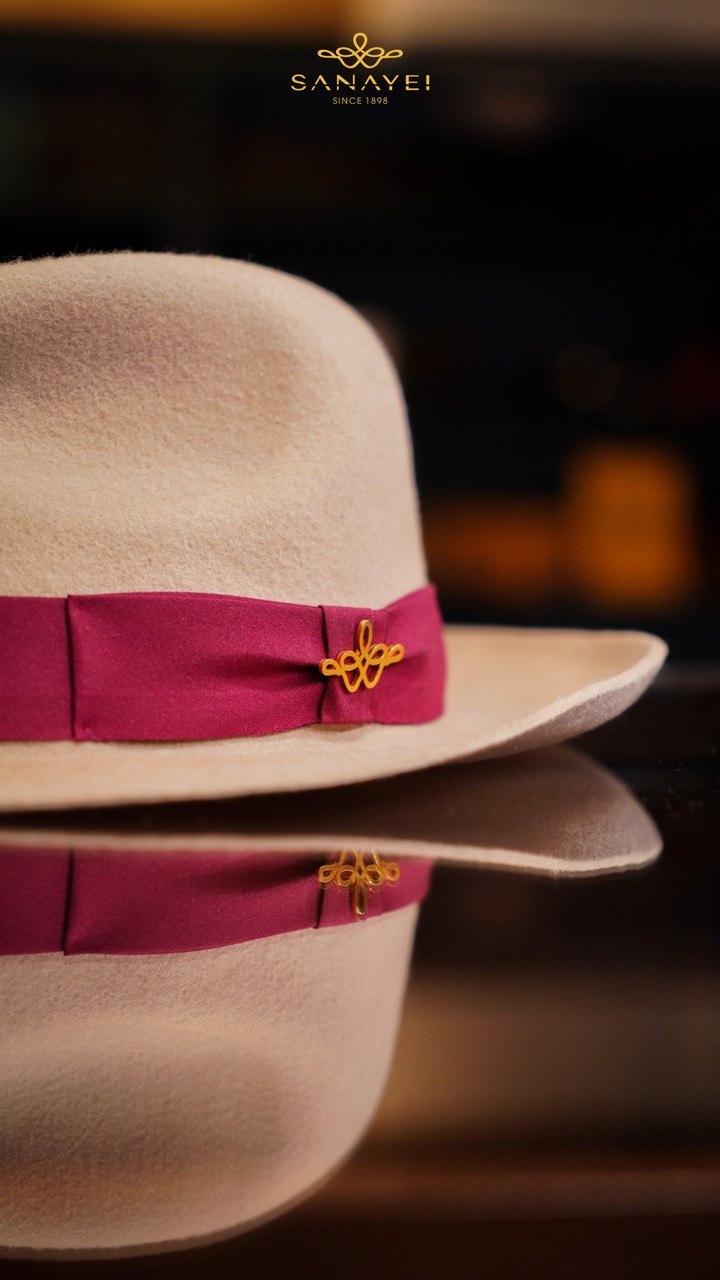 A felt hat with a silk band and the Sanayei mark