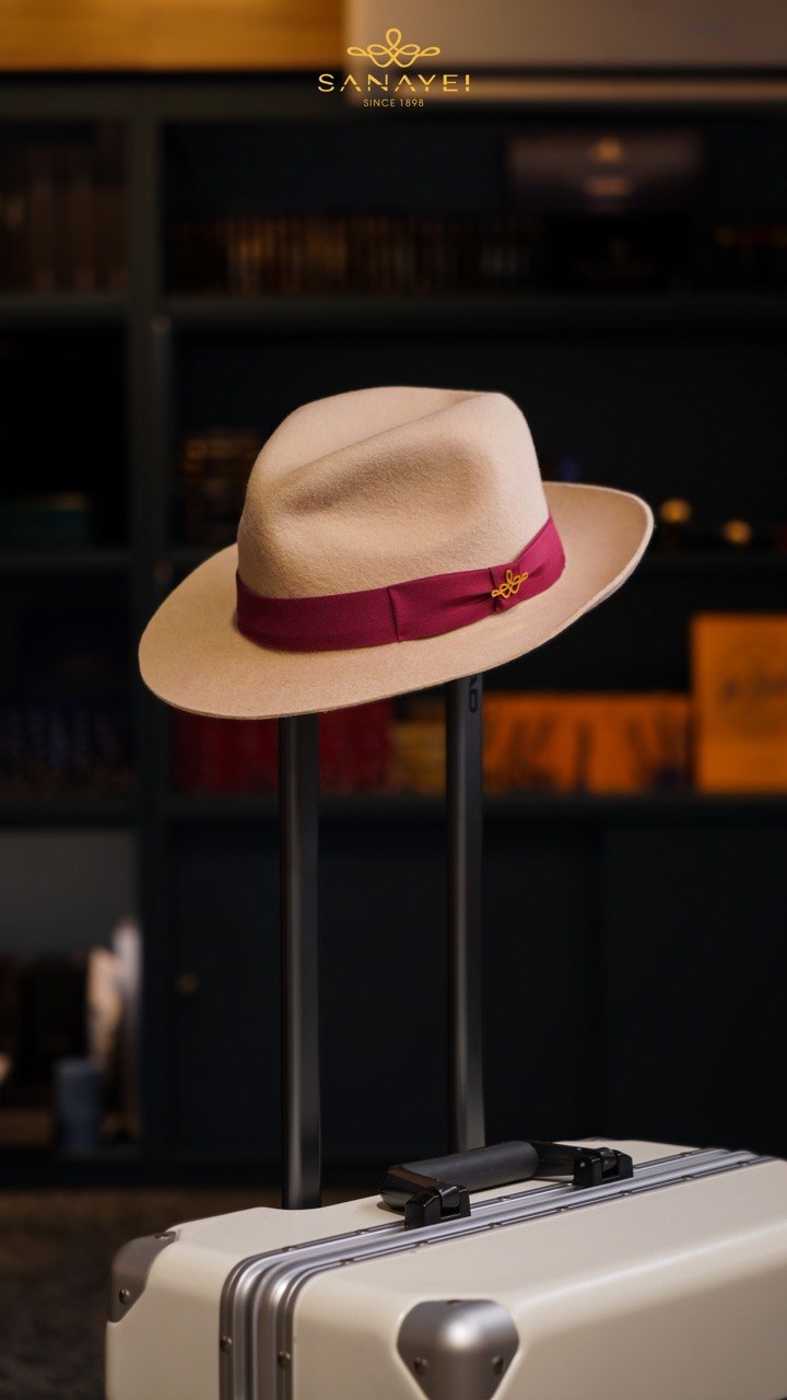 The felt hat, ready to travel